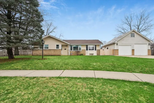 $325,000 | 644 Pierce Court, Grayslake, IL 60030