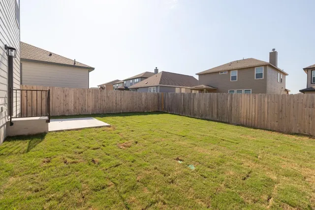 a view of a backyard