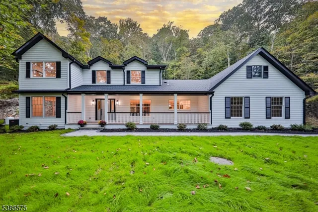 a view of a yard in front of the house