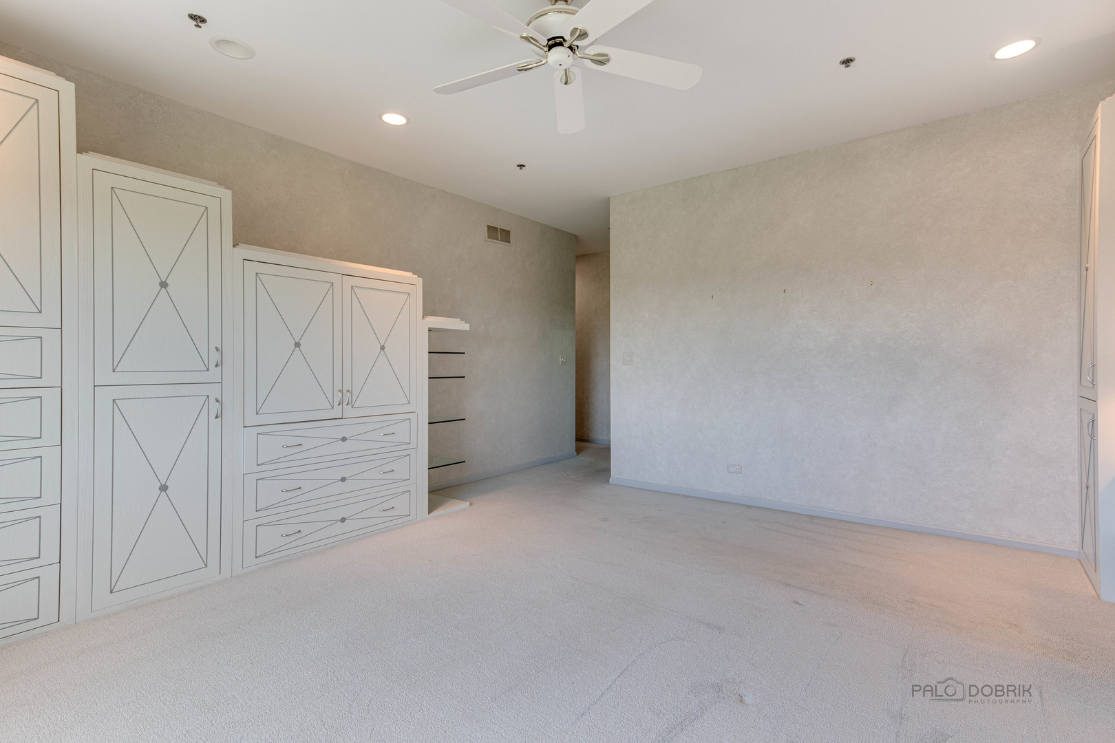 211 Rivershire Lane, Unit 602 Lincolnshire, IL 60069 - Photo 17 of 38 an empty room with chandelier fan