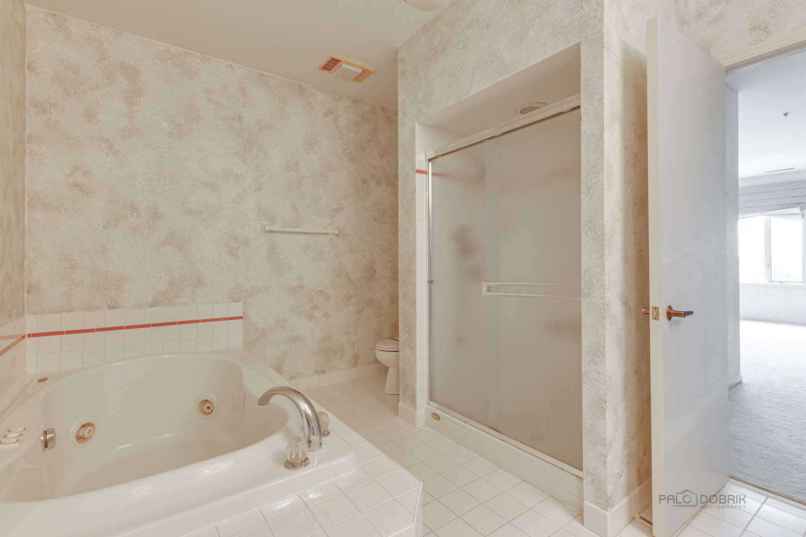 211 Rivershire Lane, Unit 602 Lincolnshire, IL 60069 - Photo 19 of 38 a bathroom with a bathtub and a shower