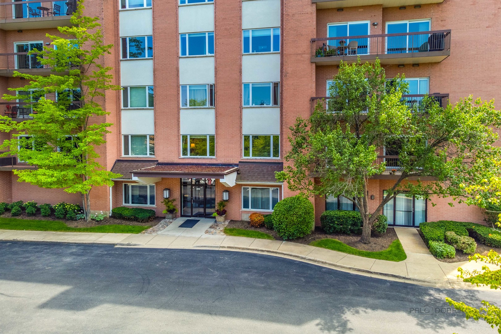 211 Rivershire Lane, Unit 602 Lincolnshire, IL 60069 - Photo 2 of 38 front view of a building