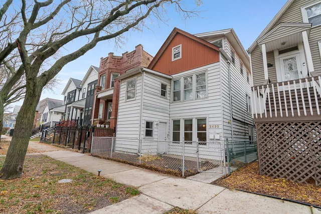 $2,700 | 2432 West Carmen Avenue, Unit 1, Chicago, IL 60625