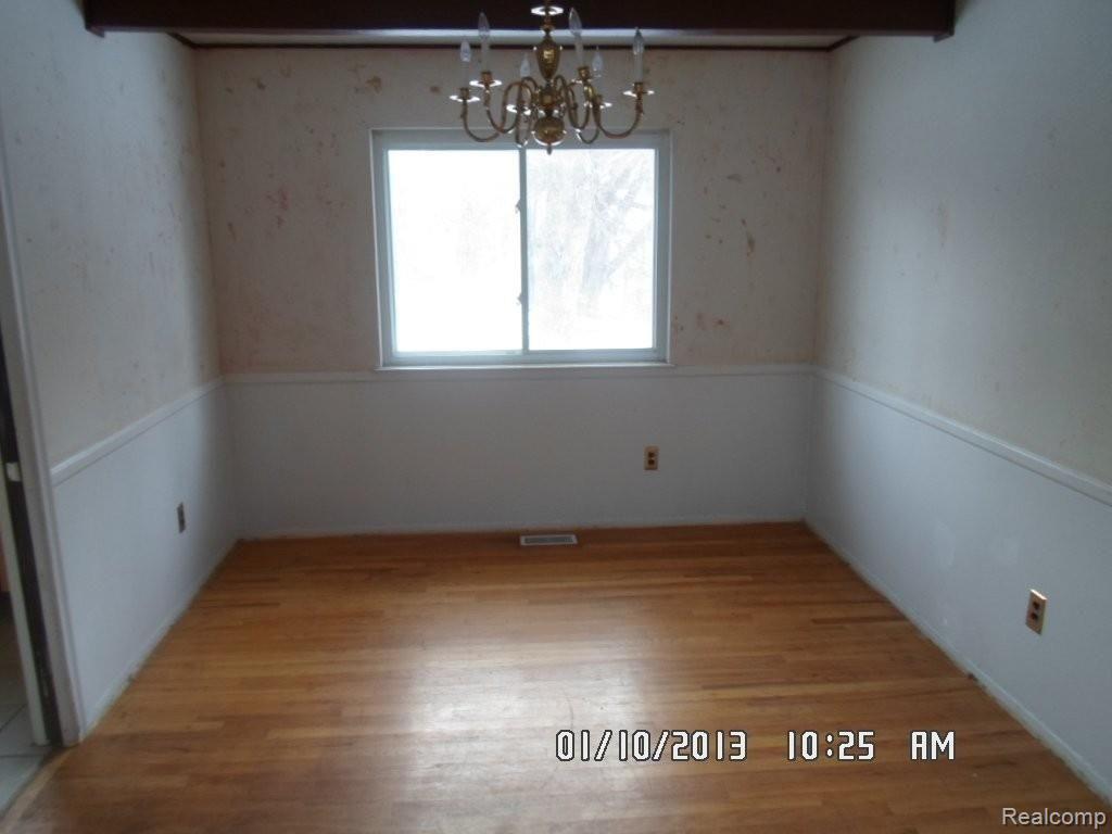 1933 Devonshire Road Bloomfield Hills, MI 48302 - Photo 5 of 14 034.JPG