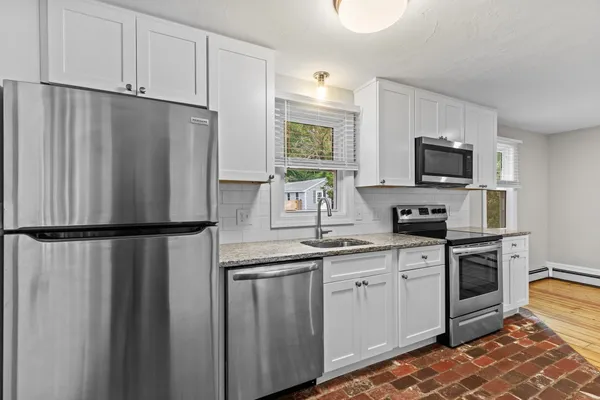 $2,800 | 12 State Road, Unit 2E, Plymouth, MA 02360