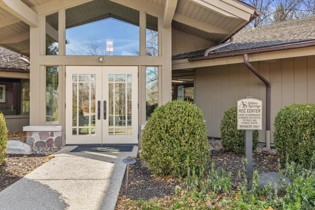 $489,000 | 701 Country Club Drive, Unit E, Fontana, WI 53125