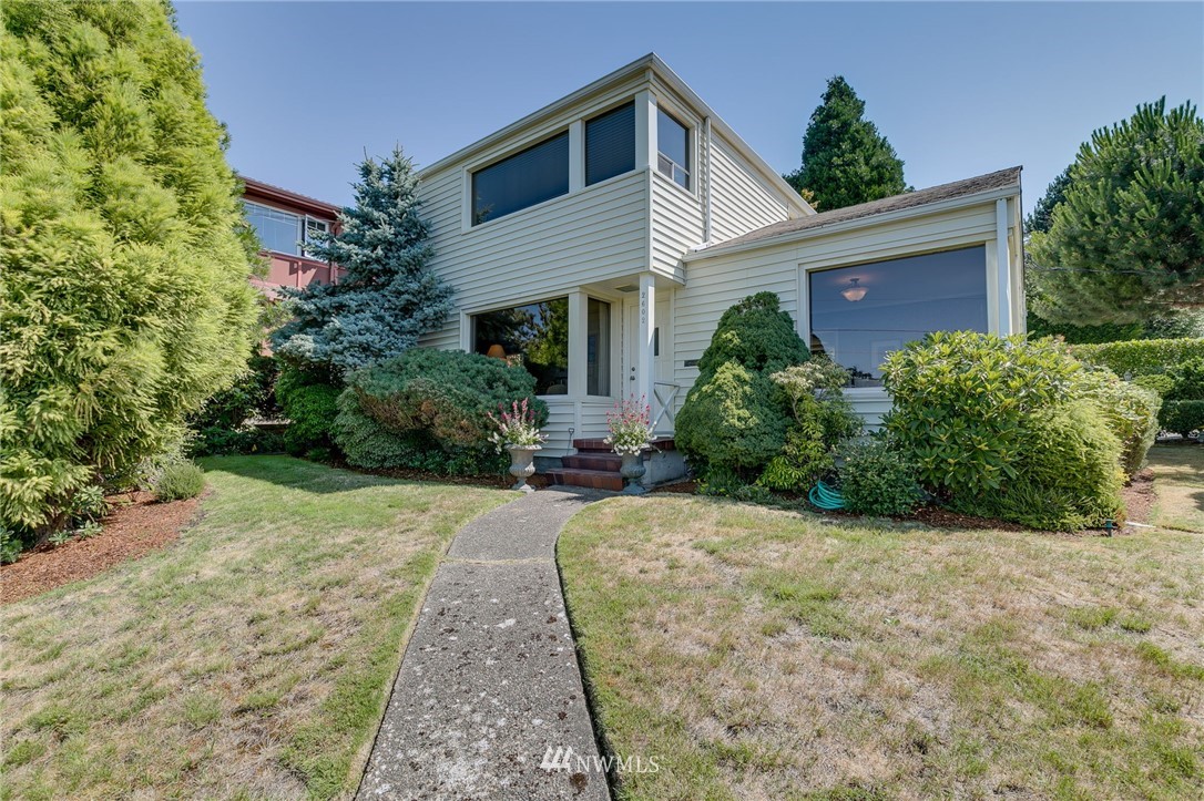 2602 29th Avenue West Seattle, WA 98199 - Photo 34 of 40 a front view of a house with garden