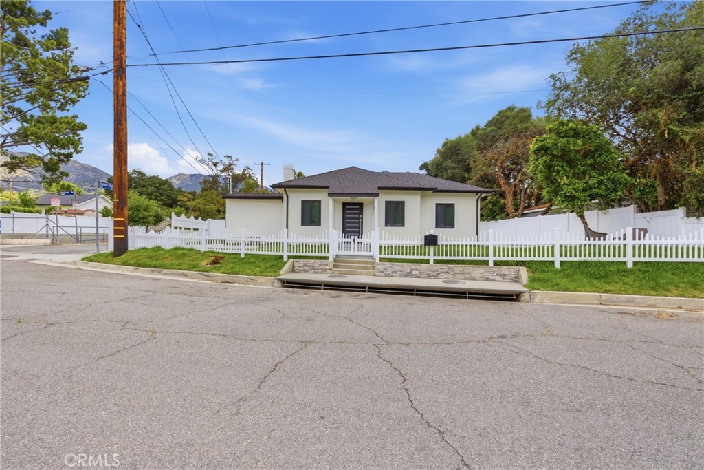 10012 Plainview Avenue Tujunga, CA 91042 - Photo 5 of 39