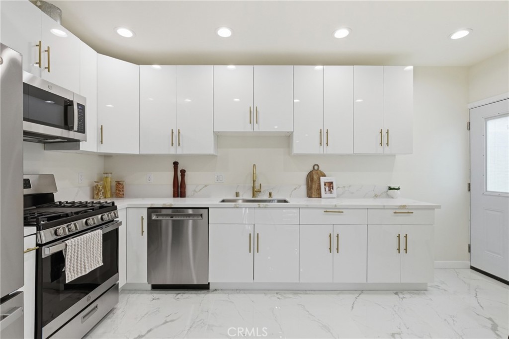 10012 Plainview Avenue Tujunga, CA 91042 - Photo 9 of 39