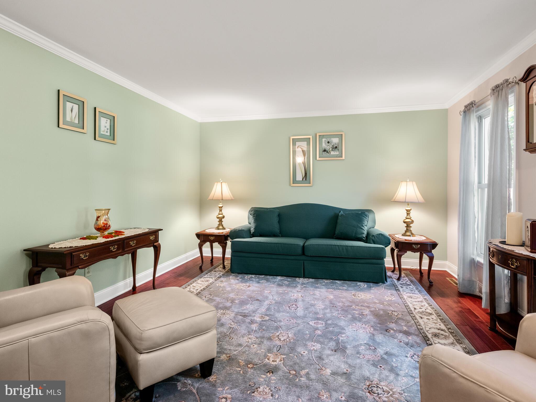 Formal living room with random width hrdwd floors