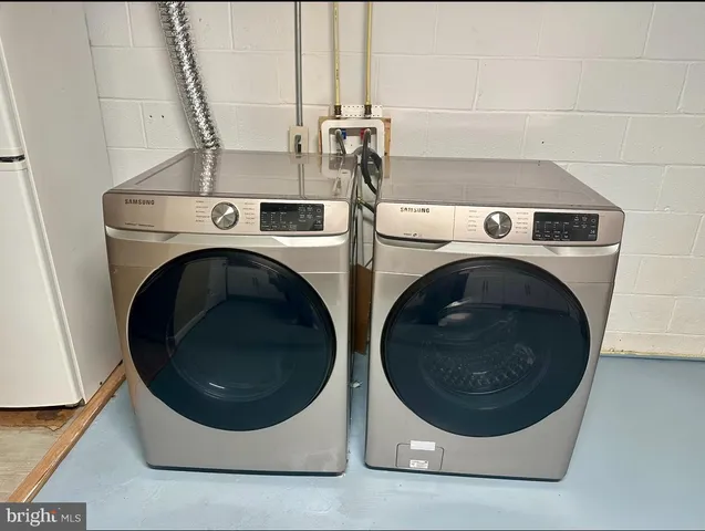 a close up view of washer and dryer