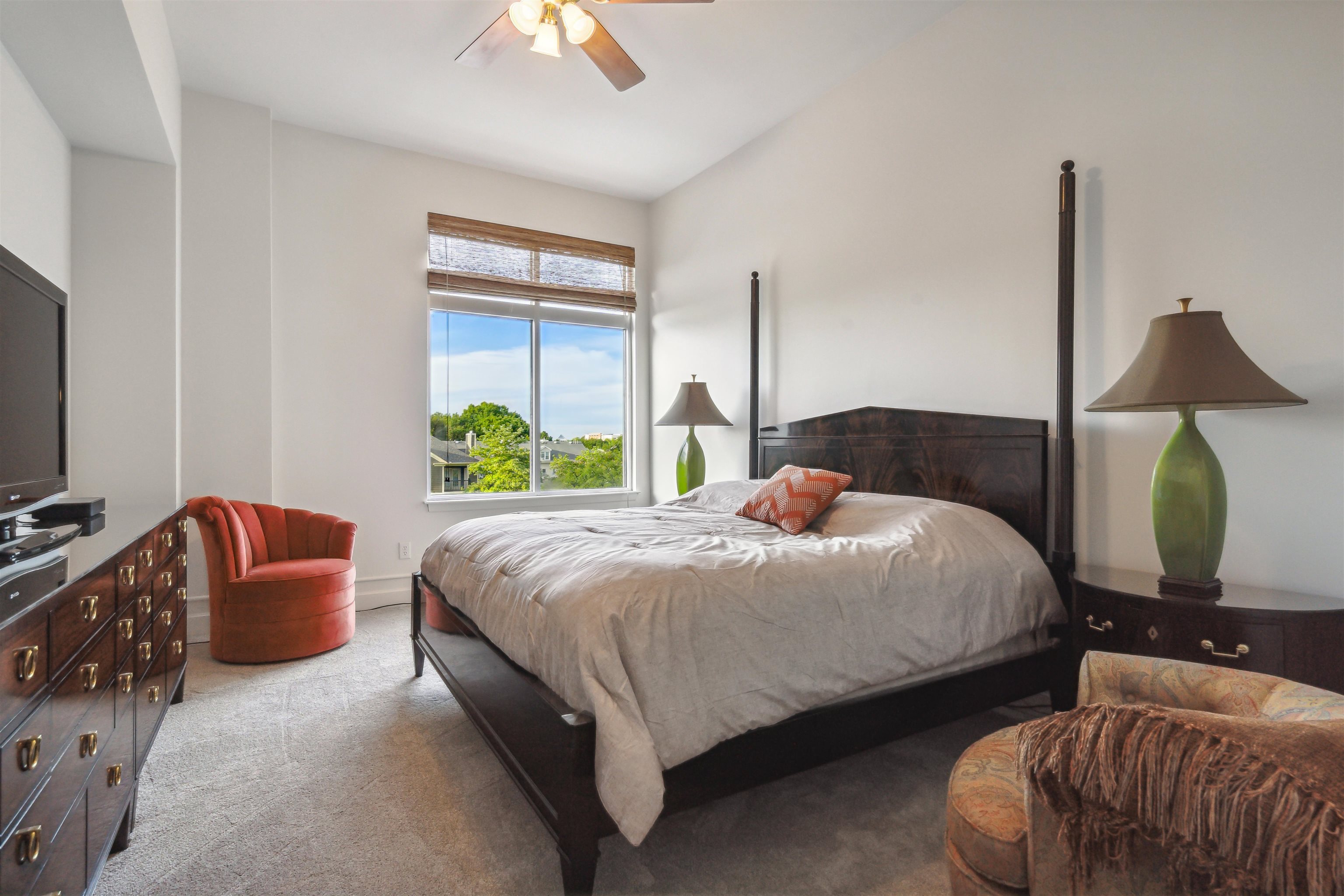 648 Riverside Drive, Unit 320 Memphis, TN 38103 - Photo 19 of 39 The primary bedroom suite is very spacious. Newly installed plush carpet carries through to a huge walk-in clothes closet. The en-suite bathroom includes separate tub, shower and linen closet.