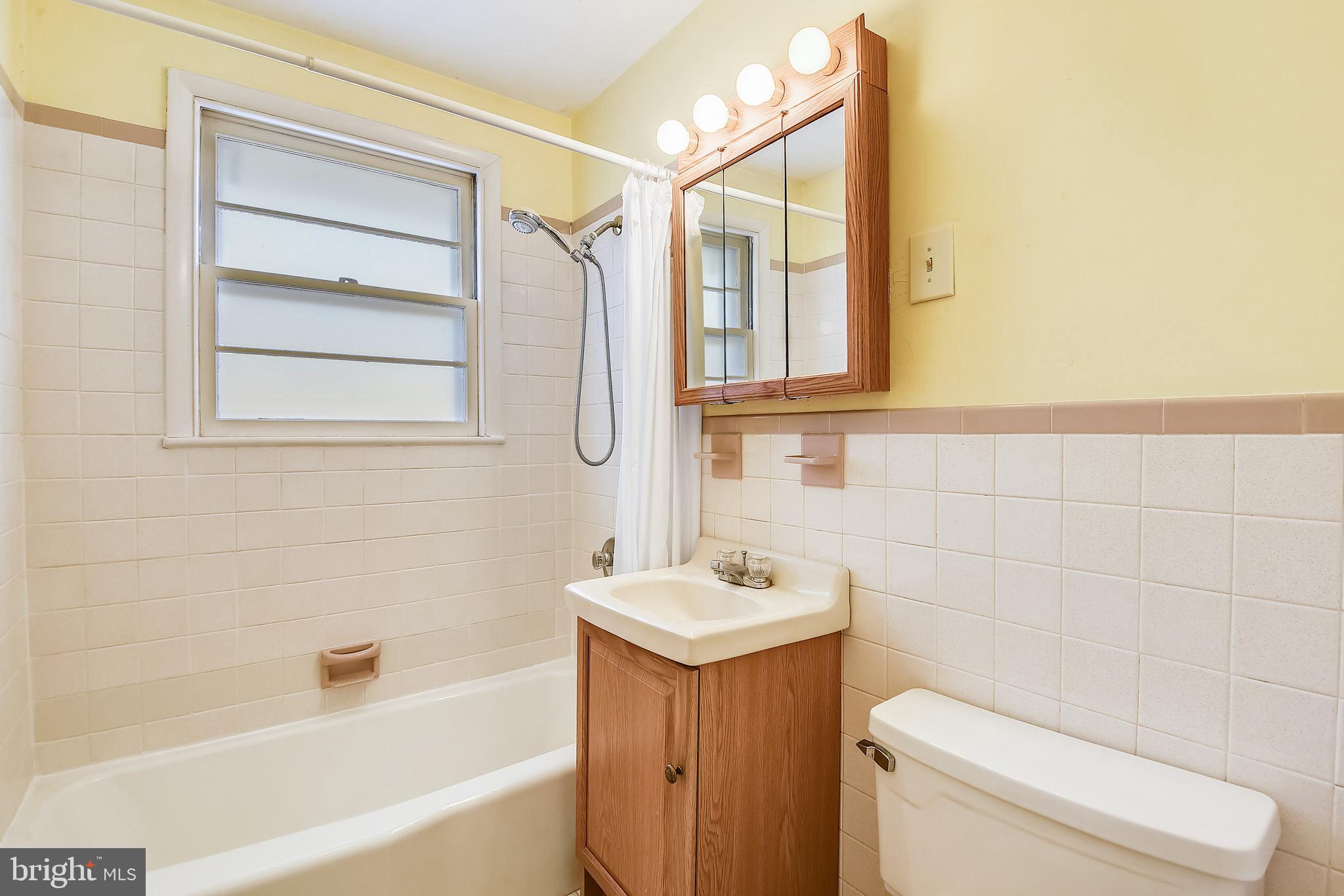 1314 Tar Cove Road Pasadena, MD 21122 - Photo 38 of 43 Bathroom 1 in the guest house