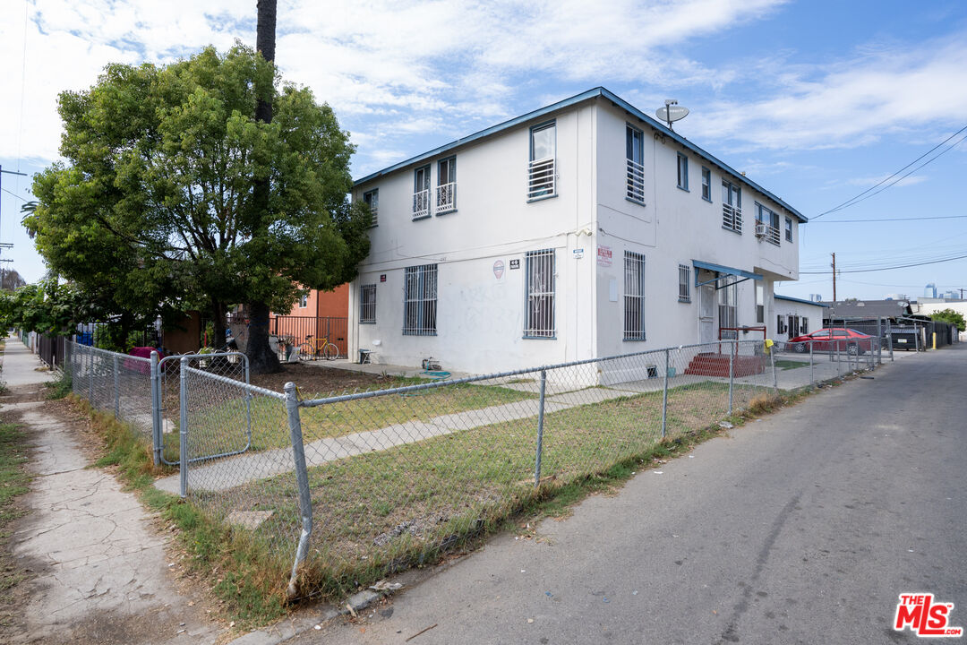 1047 East 33rd Street Los Angeles, CA 90011 - Photo 7 of 24 a house view with a outdoor space