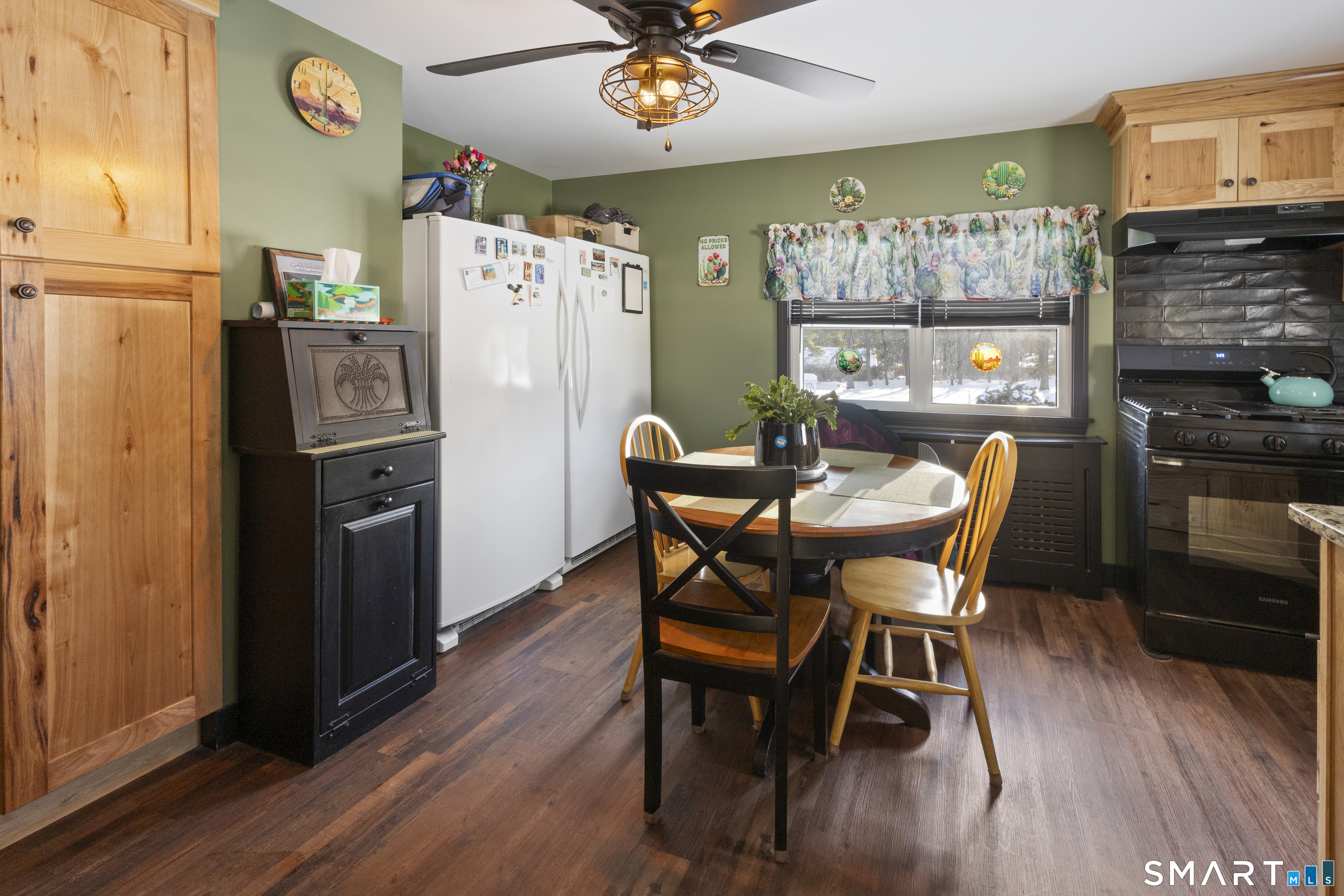 17 Auburn Street Putnam, CT 06260 - Photo 2 of 9 a dining room with furniture and window