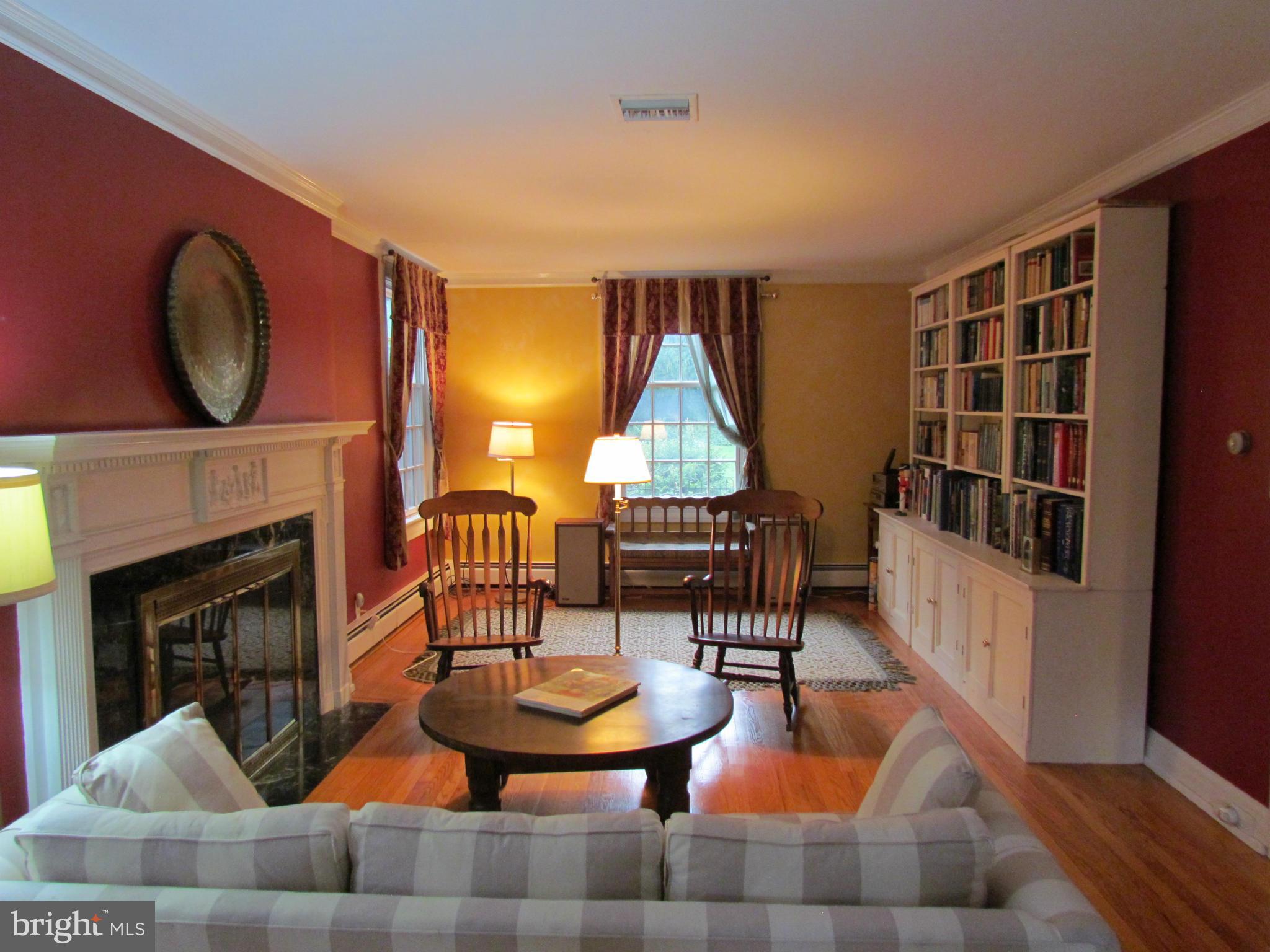 808 Buckingham Road Cumberland, MD 21502 - Photo 6 of 30 Living Room