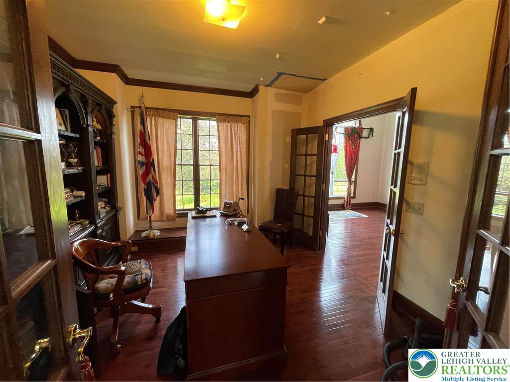 459 Mt Pleasant Road Bangor, PA 18013 - Photo 33 of 86 a view of a livingroom with furniture and hardwood floor