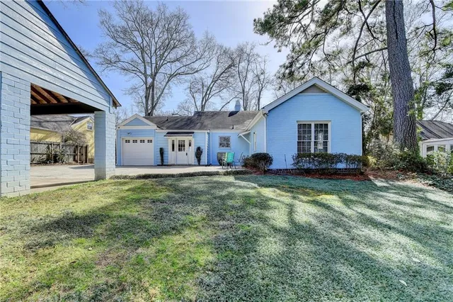 a view of a house with a yard