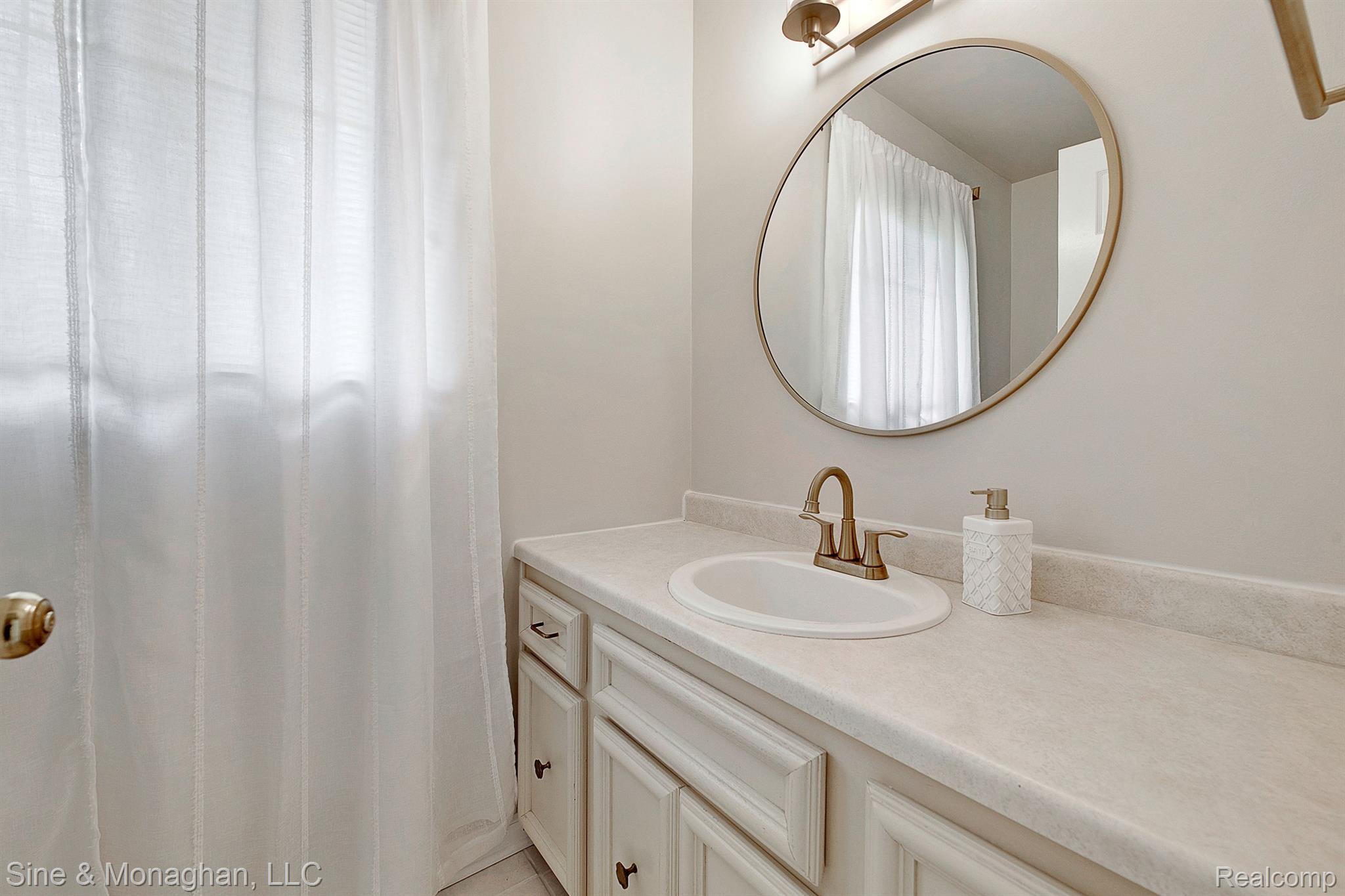 2394 Chalet Drive Rochester, MI 48309 - Photo 16 of 33 Half bath
