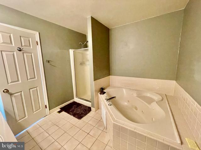 268 Ripka Street Philadelphia, PA 19127 - Photo 17 of 31 a bathroom with a bathtub and a shower