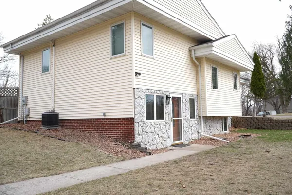 $249,900 | 2200 10th Avenue Southwest, Austin, MN 55912