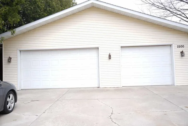 $259,500 | 2200 10th Avenue Southwest, Austin, MN 55912