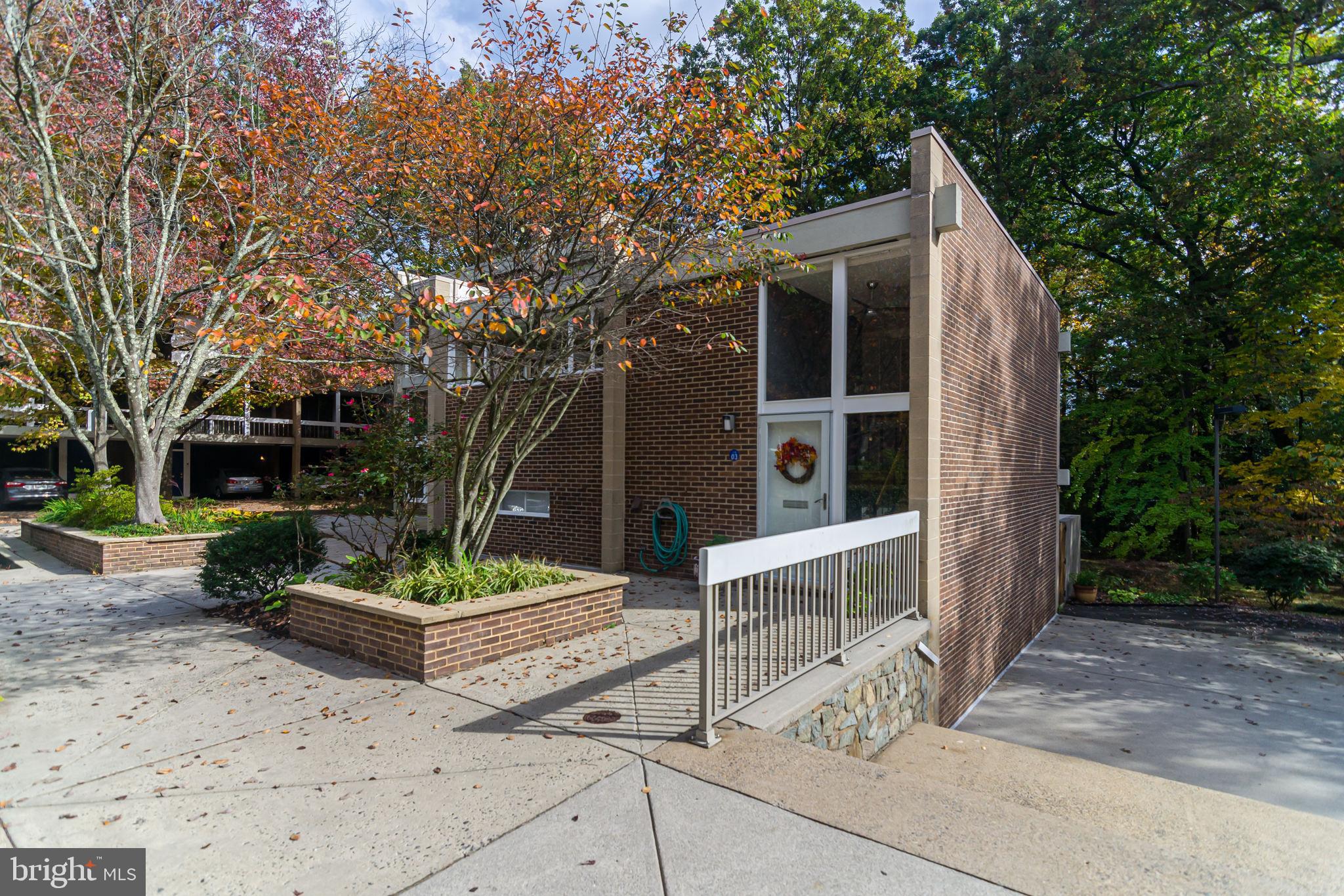 11503 Maple Ridge Road Reston, VA 20190 - Photo 2 of 94 Side View with Court Yard