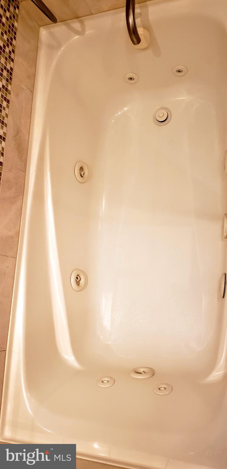 11503 Maple Ridge Road Reston, VA 20190 - Photo 52 of 94 Ten jet heated jacuzzi- upper bath
