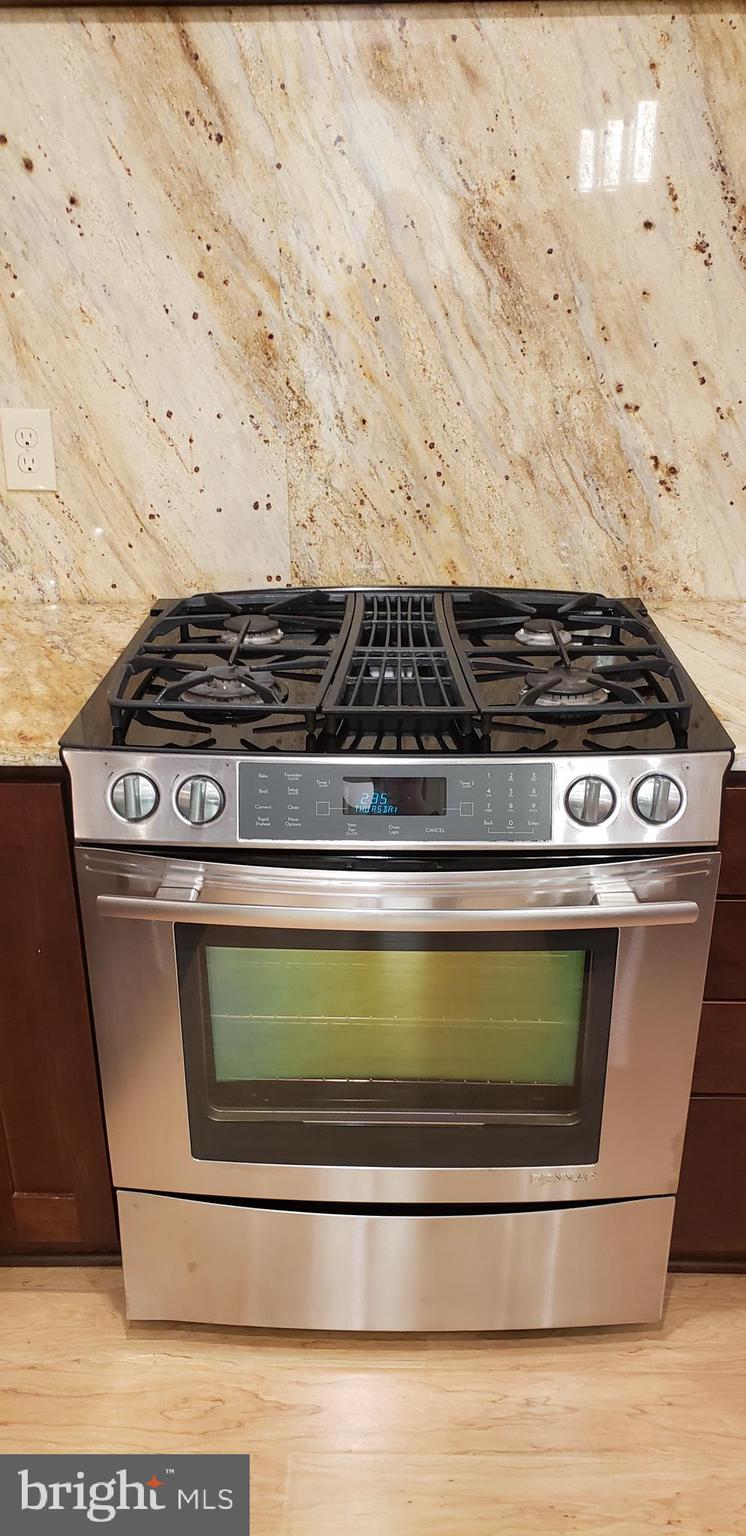 11503 Maple Ridge Road Reston, VA 20190 - Photo 84 of 94 Jenn-Aire gas oven and convection range