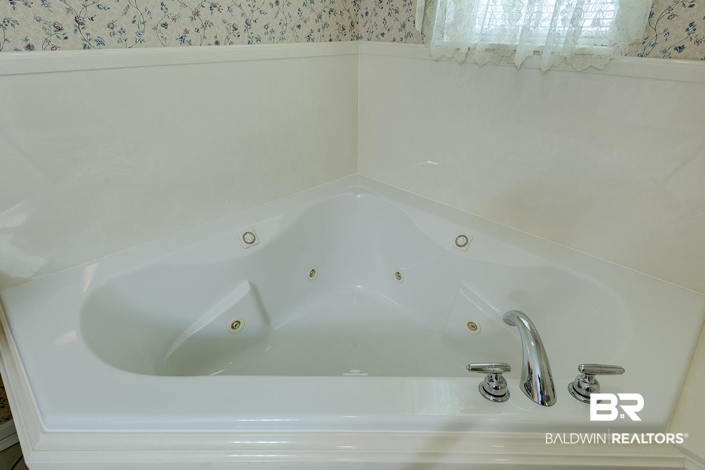 9686 County Road 65 Foley, AL 36535 - Photo 36 of 47 Master Garden Tub
