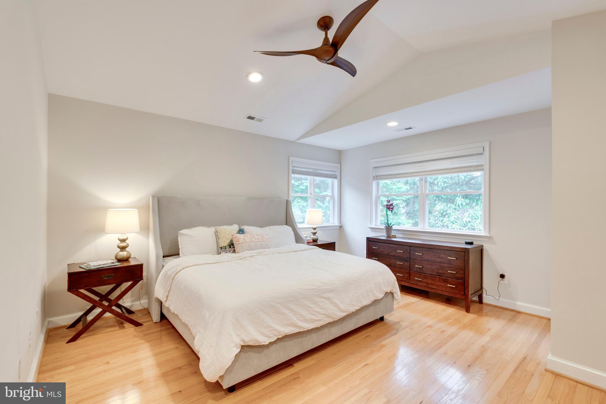 5705 Northfield Road Bethesda, MD 20817 - Photo 28 of 51 Premier Suite, spacious with vaulted ceilings