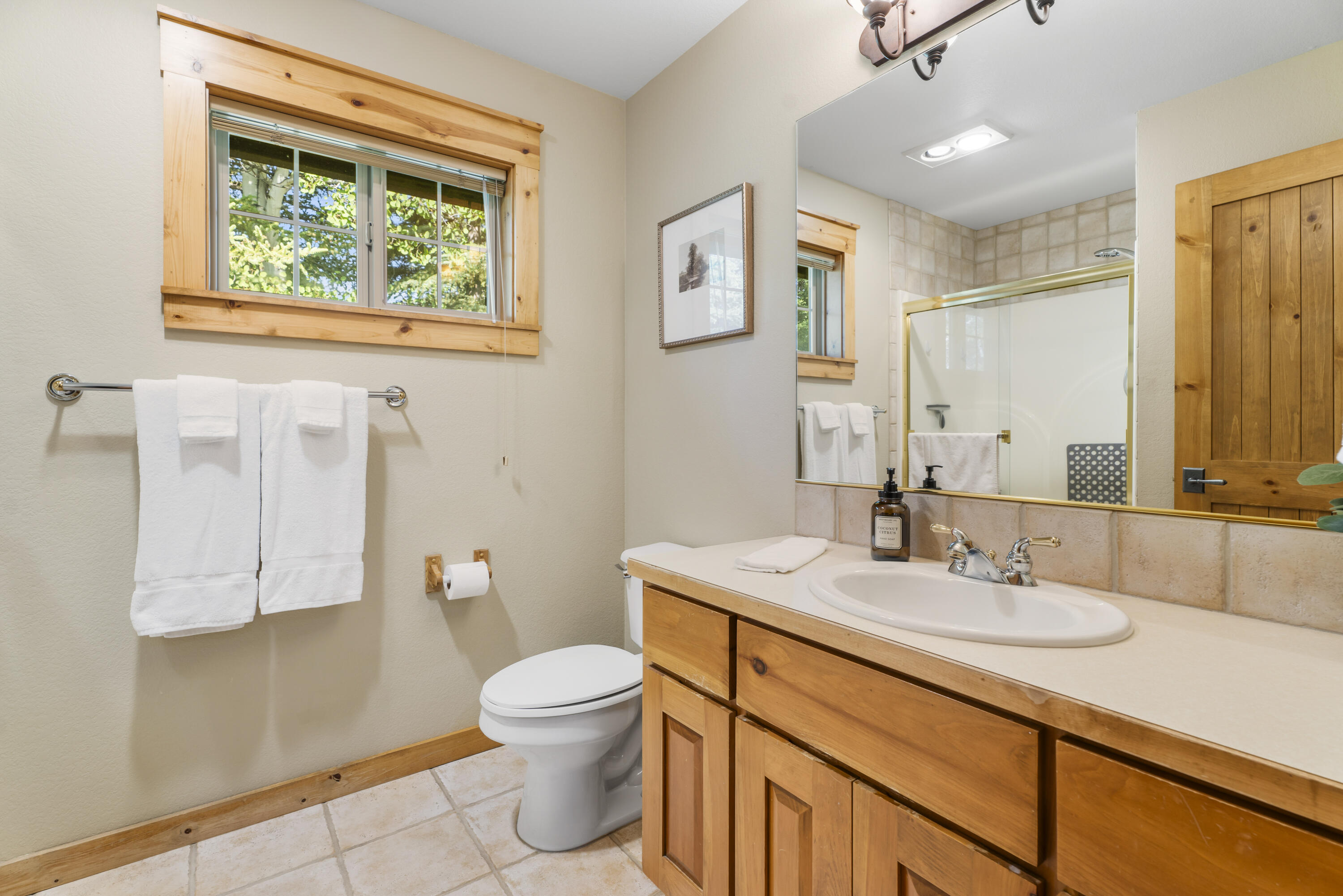 18189 Oregon Loop, Unit 5 Sunriver, OR 97707 - Photo 30 of 41 Attached Bathroom