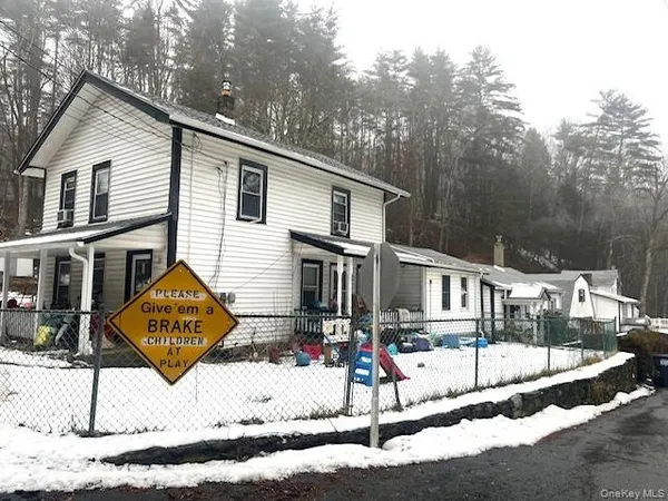 a view of house with street