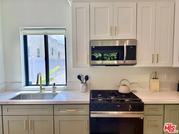$1,698,900 | 2911 South Rimpau Boulevard, Unit 2909, Los Angeles, CA 90016