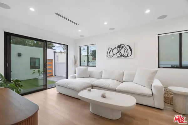 $1,698,900 | 2911 South Rimpau Boulevard, Unit 2909, Los Angeles, CA 90016