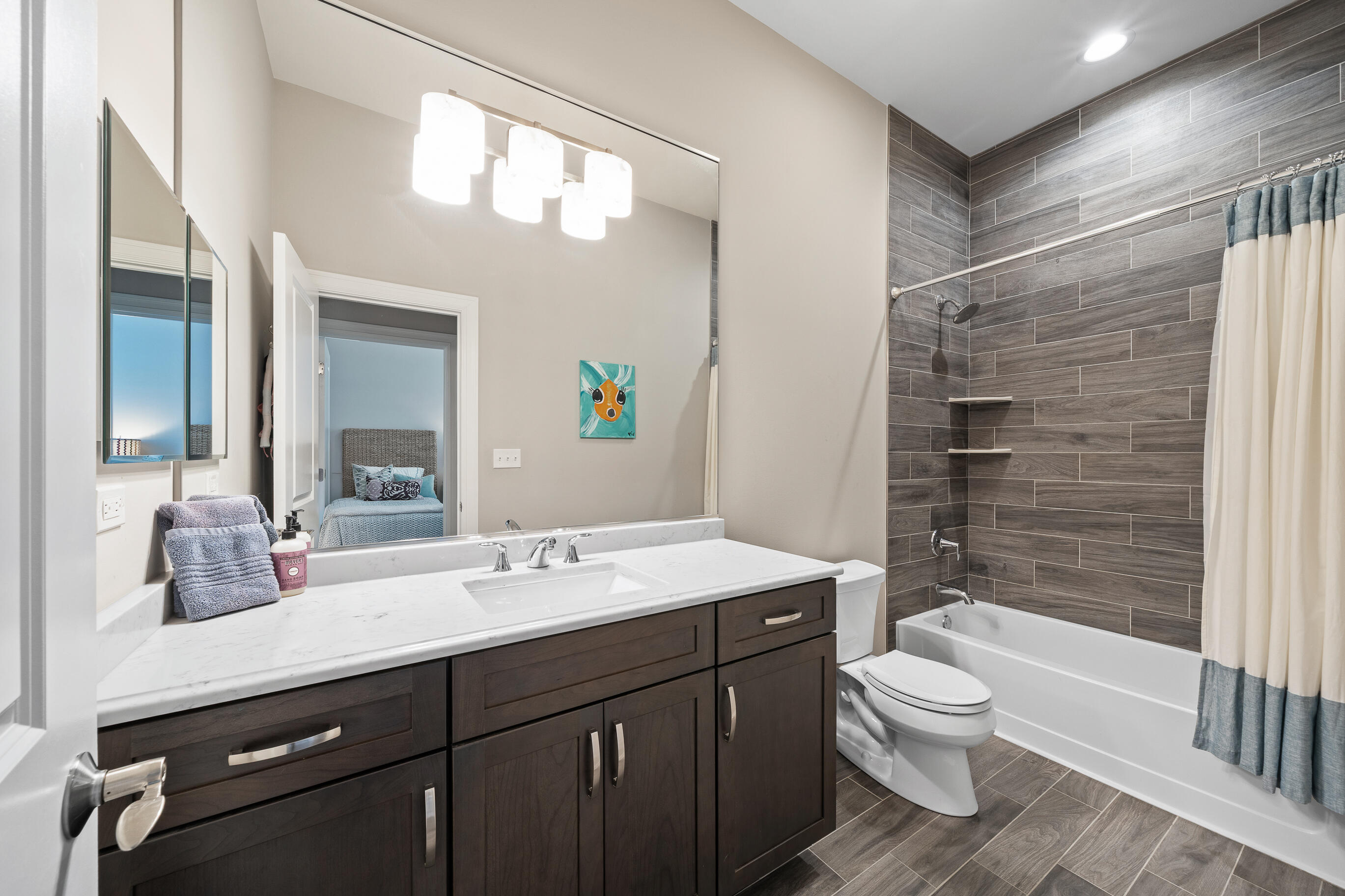 112 Lake Vista Circle Fontana, WI 53125 - Photo 23 of 48 Full Bath on Main