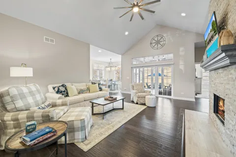 $995,000 | 112 Lake Vista Circle, Fontana, WI 53125