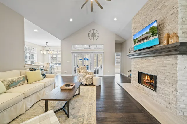 $995,000 | 112 Lake Vista Circle, Fontana, WI 53125