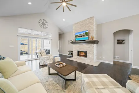 $995,000 | 112 Lake Vista Circle, Fontana, WI 53125