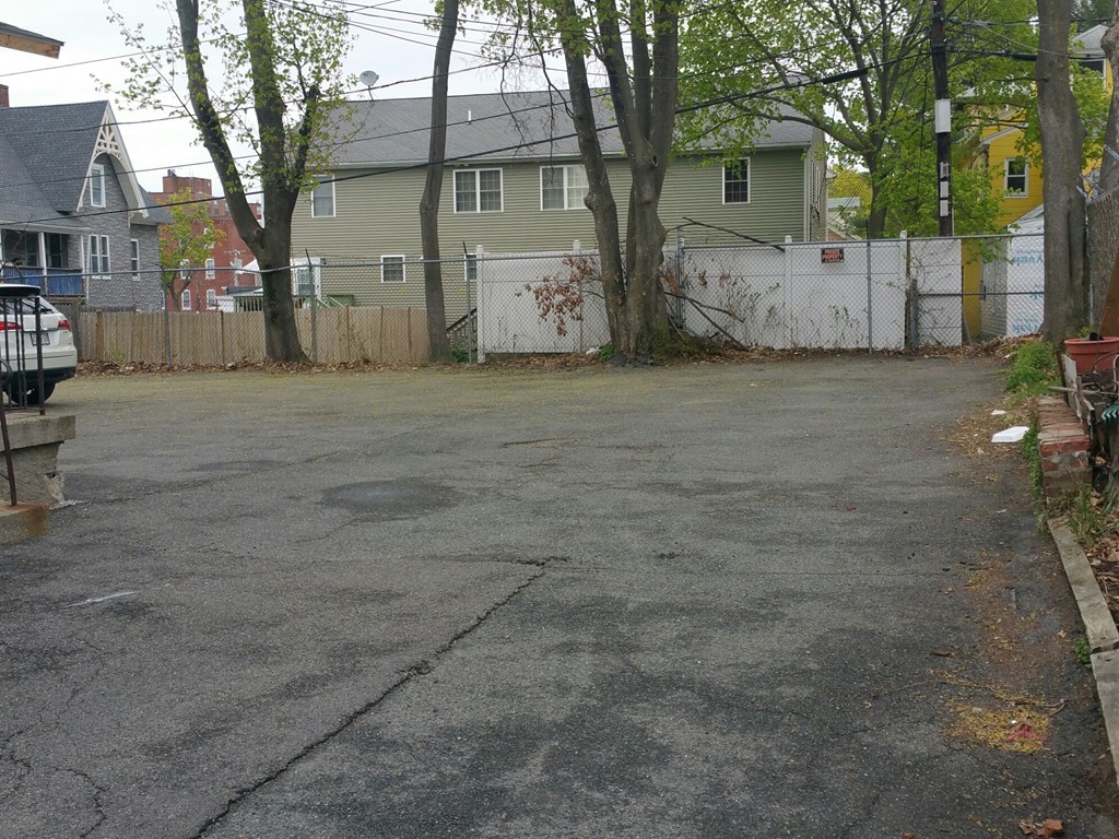 38 Russell Street Worcester, MA 01609 - Photo 4 of 25 Gallery Image 4