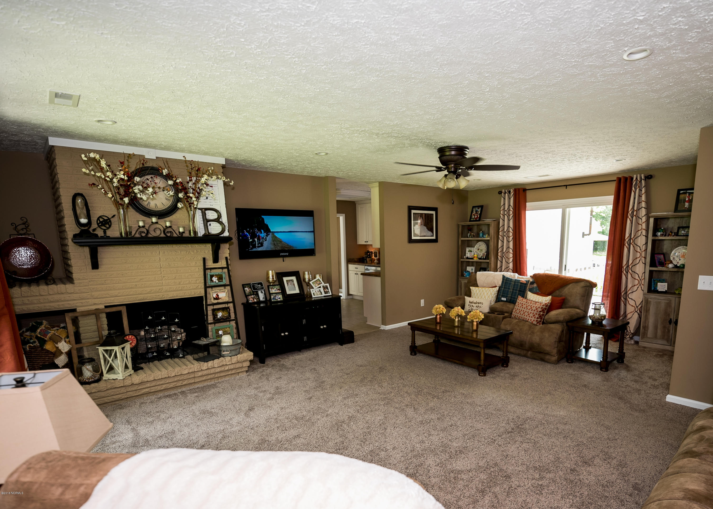 211 Fort Road New Bern, NC 28560 - Photo 2 of 35 Living Room