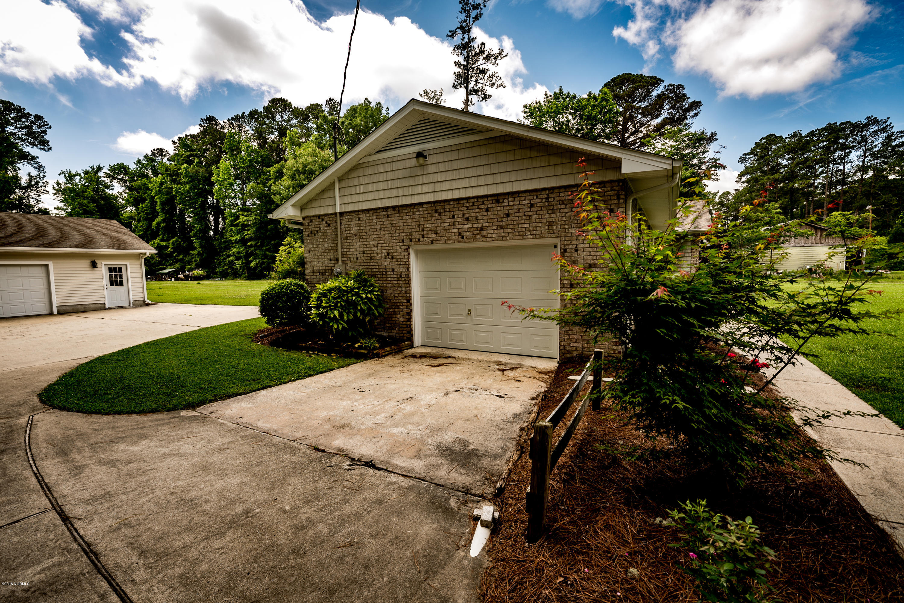 211 Fort Road New Bern, NC 28560 - Photo 27 of 35 Attached Single Garage