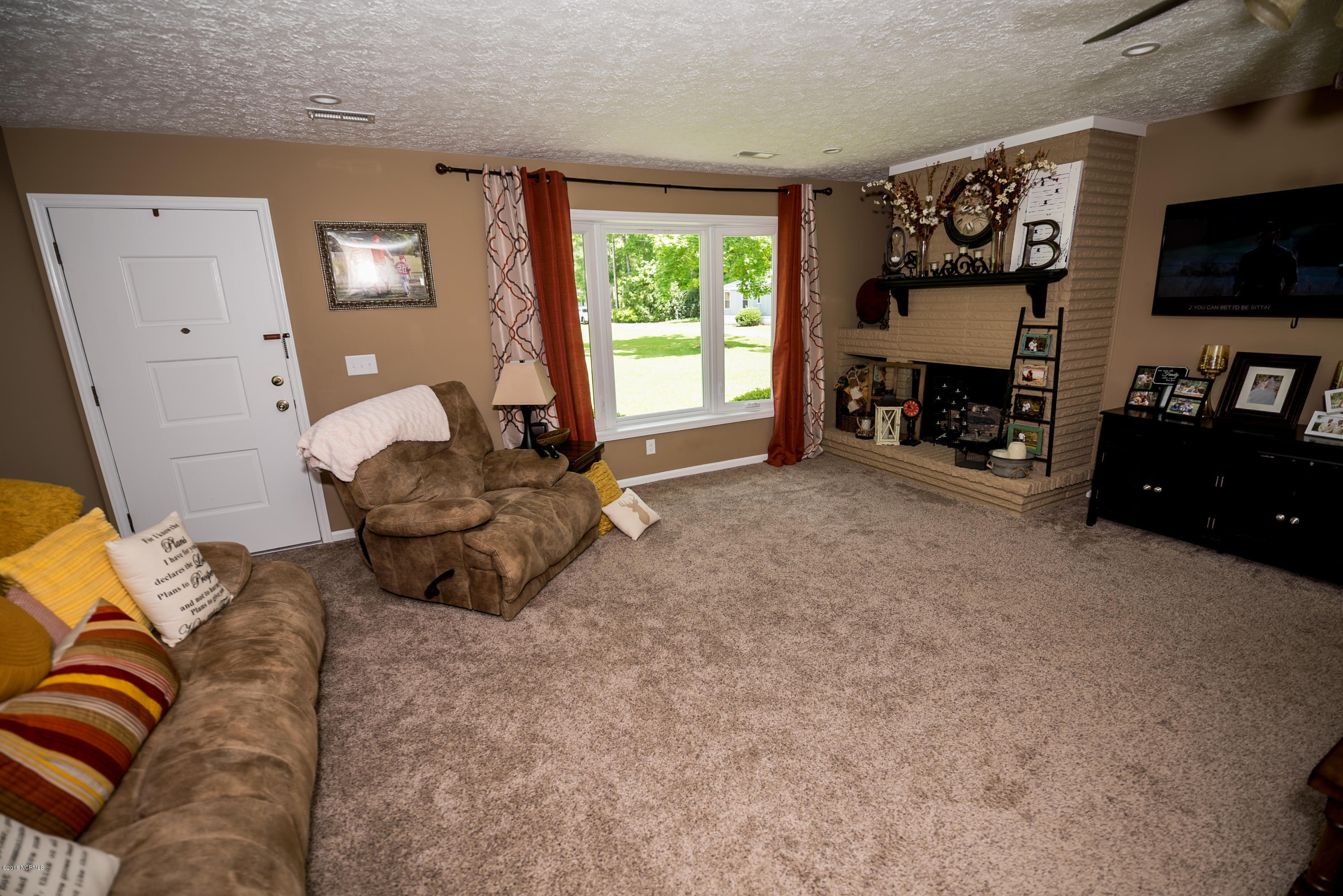 211 Fort Road New Bern, NC 28560 - Photo 3 of 35 Living Room