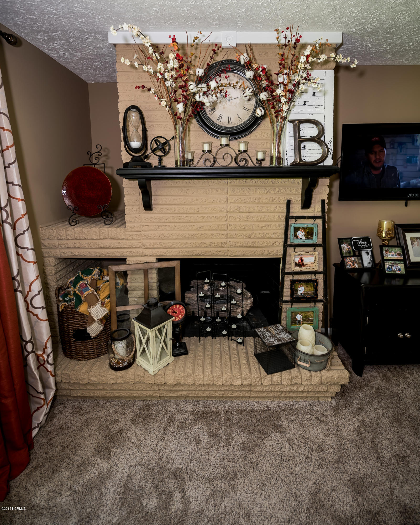 211 Fort Road New Bern, NC 28560 - Photo 4 of 35 Fireplace with Gas Logs