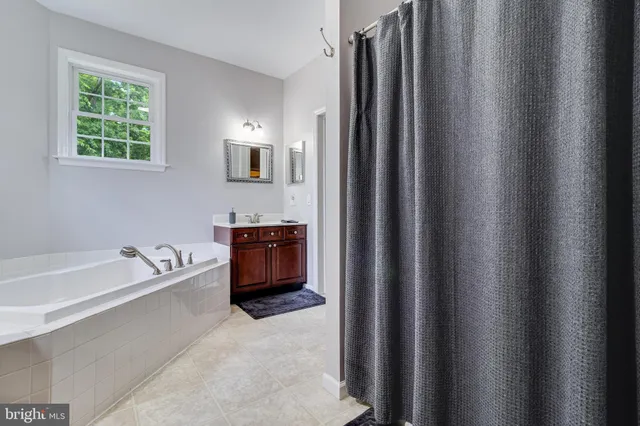 a view of empty room with ceiling fan