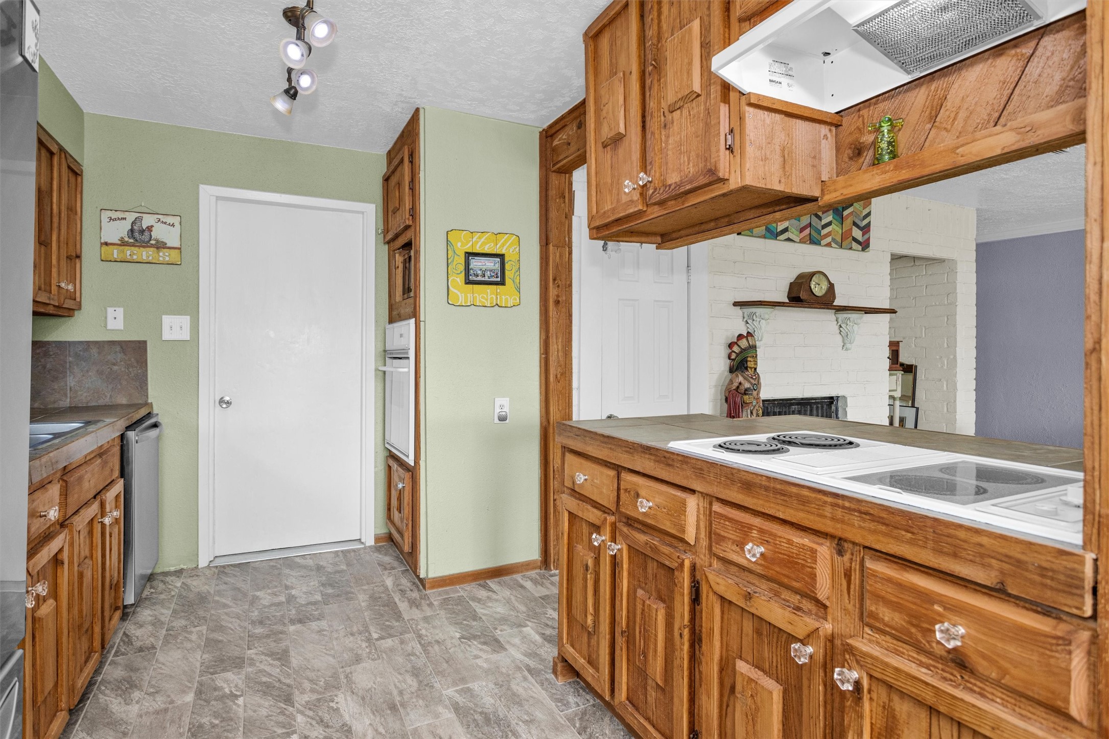 8422 Oakhaven Road La Porte, TX 77571 - Photo 18 of 46 Kitchen layout designed for both everyday living and entertaining.