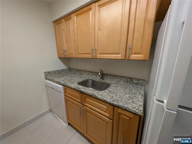 $2,050 | 456 Grand Avenue, Unit 6C, Leonia, NJ 07605