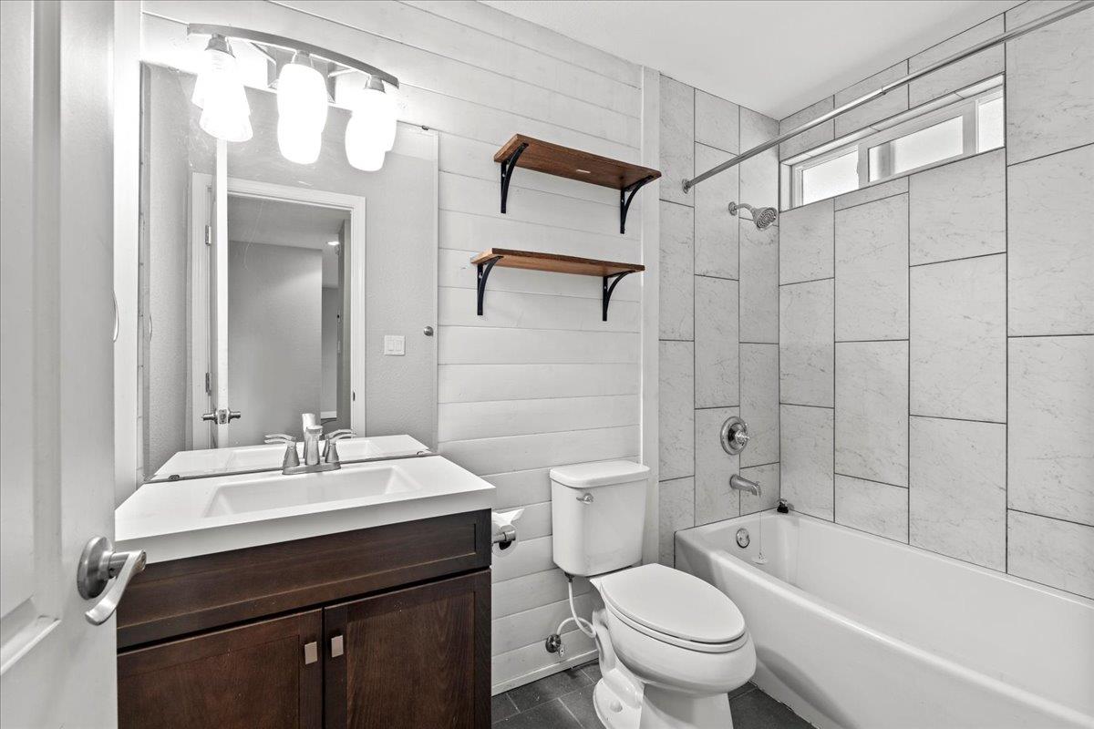 20381 Nashua Road Sonora, CA 95370 - Photo 14 of 27 a bathroom with a sink toilet and shower