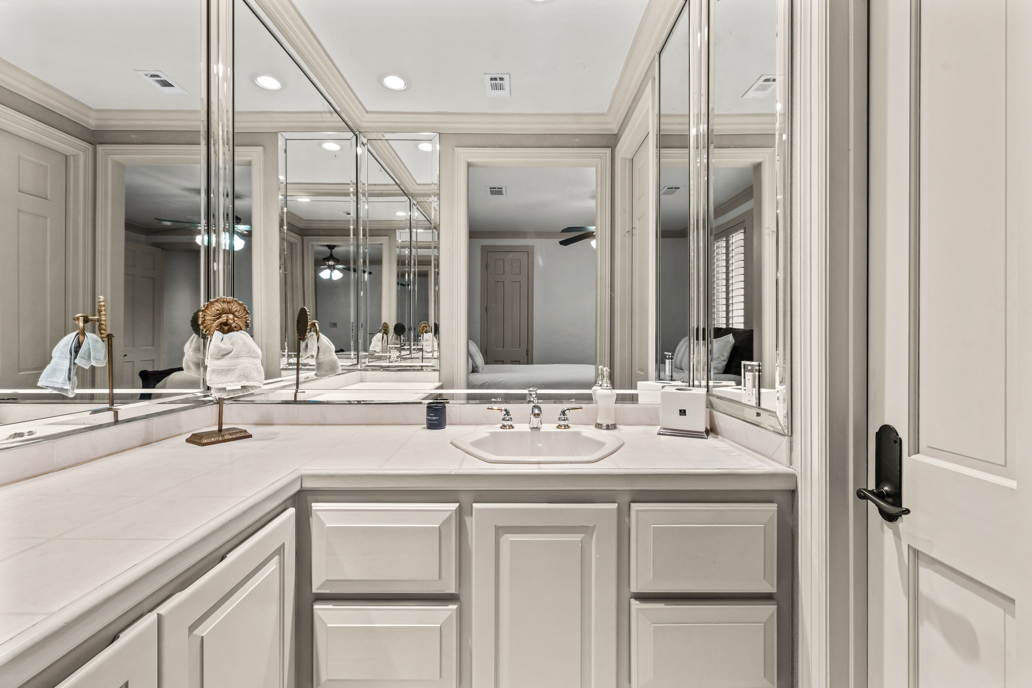 6 Mott Lane Houston, TX 77024 - Photo 41 of 50 Secondary bath with clean, neutral finishes and natural light create a bright and comfortable space.