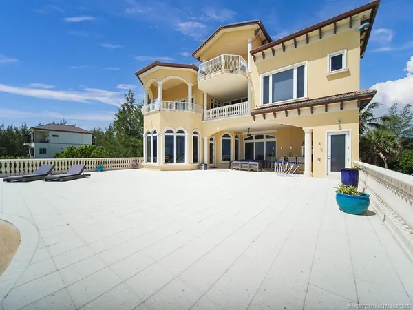 a view of entryway with livingroom
